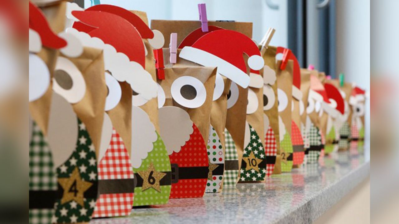 ADVENT, ADVENT, HIER WORDT IETS GESCHONKEN